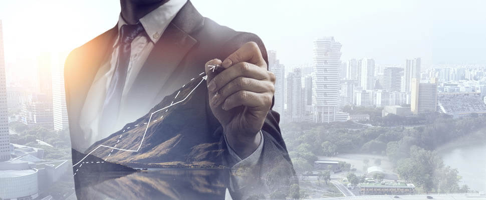 ペンで経営戦略イメージを描いている男性の画像